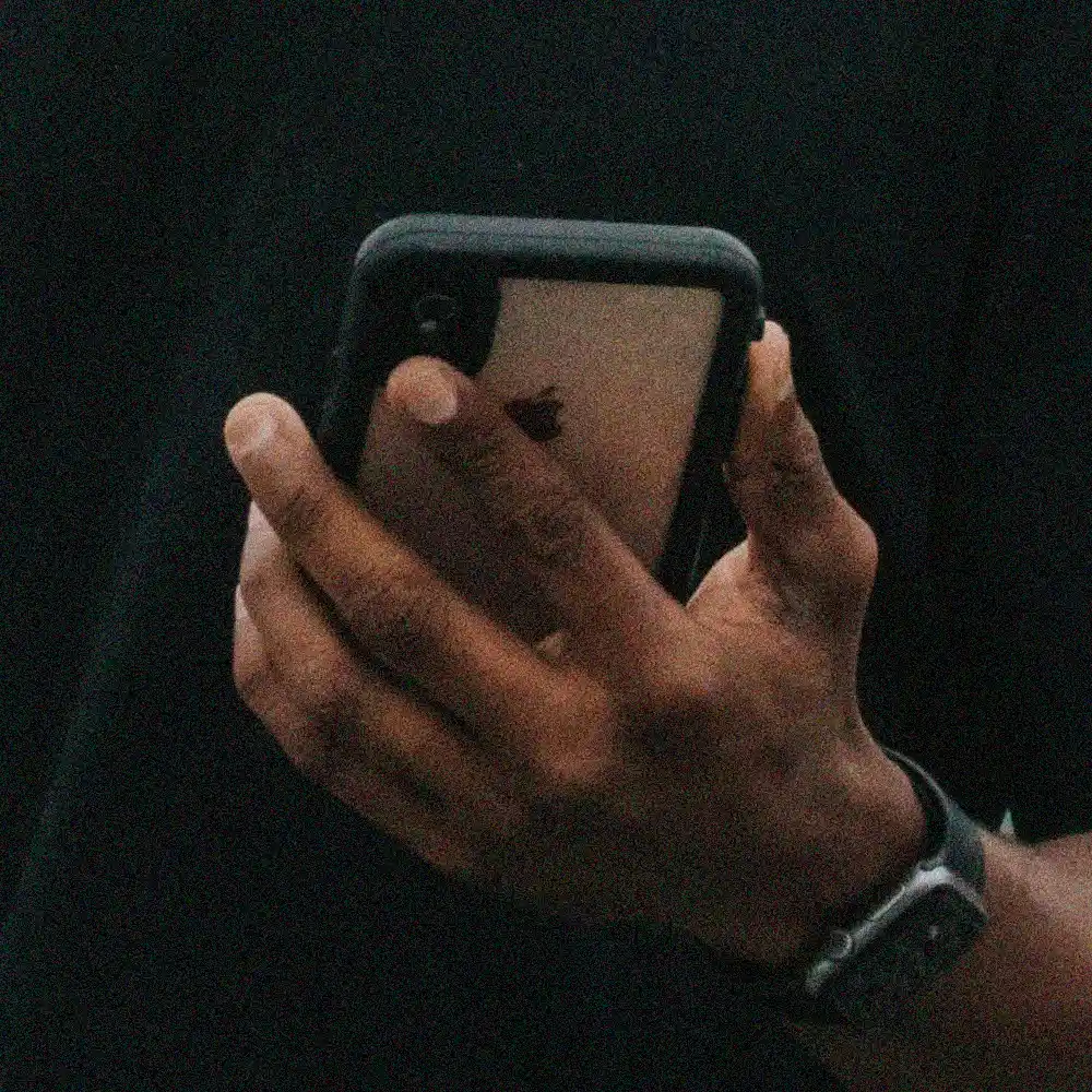 hånd der holder telefon